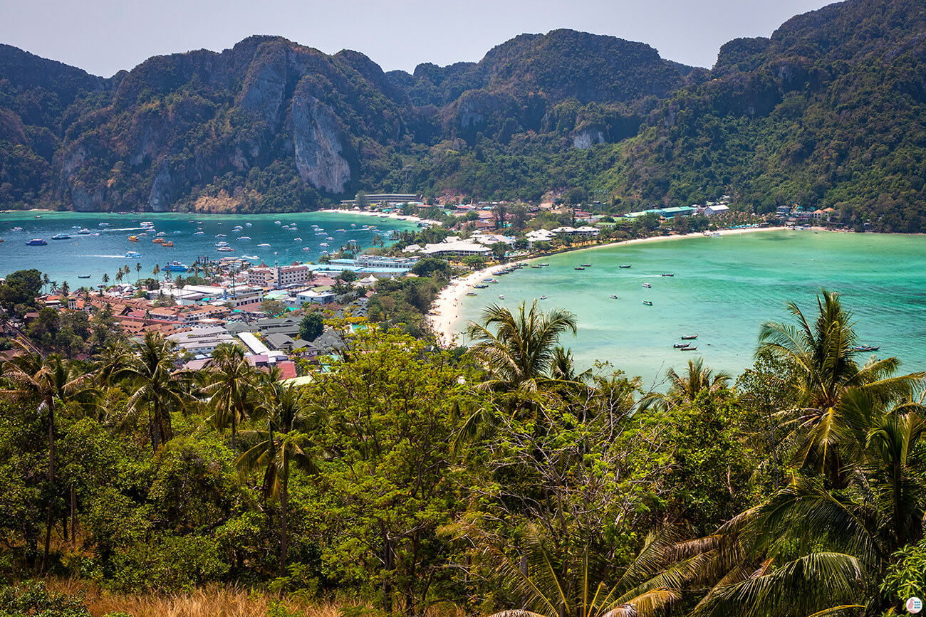 Beautiful tropical coastline in Phuket, Thailand — turquoise waters and lush green hills